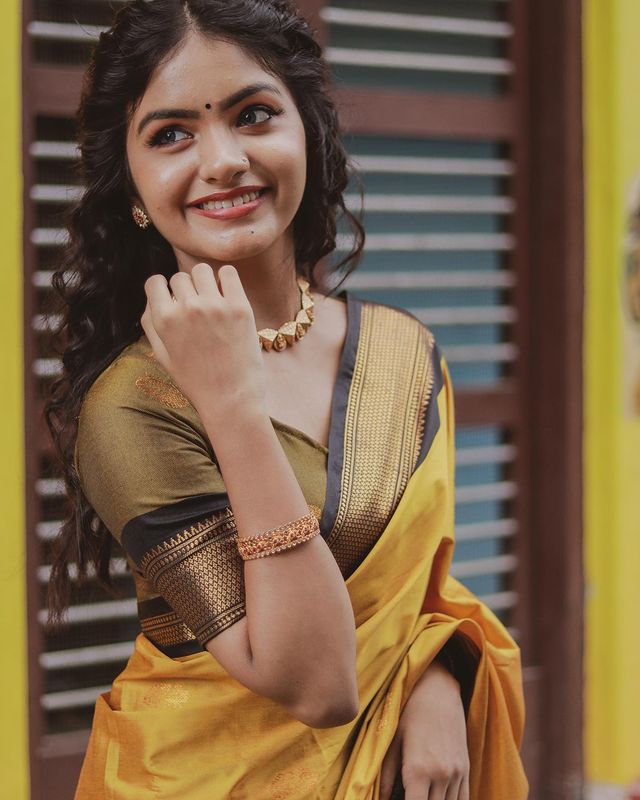 YELLOW & BLACK PURE SOFT SILK SAREE WITH  BLOUSE PIECE